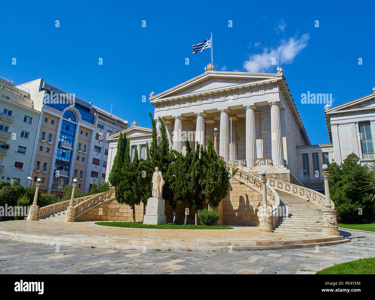 Facciata principale della biblioteca nazionale di Grecia. Atene. Attica, Grecia. Foto Stock