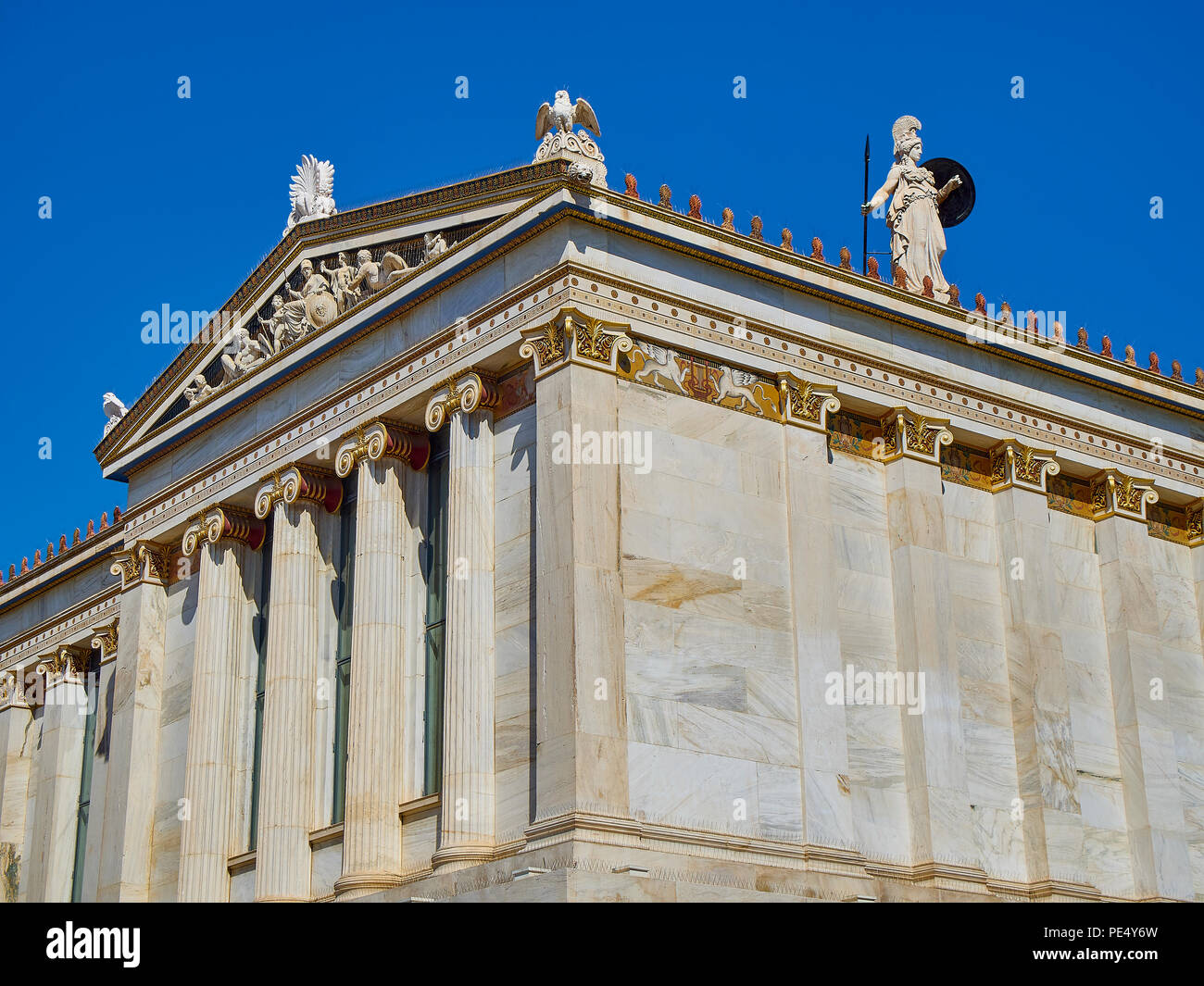 Dettaglio della facciata dell'Accademia di Atene. Grecia accademia nazionale con la statua di Athena in background. Atene. Regione Attica, Grecia. Foto Stock