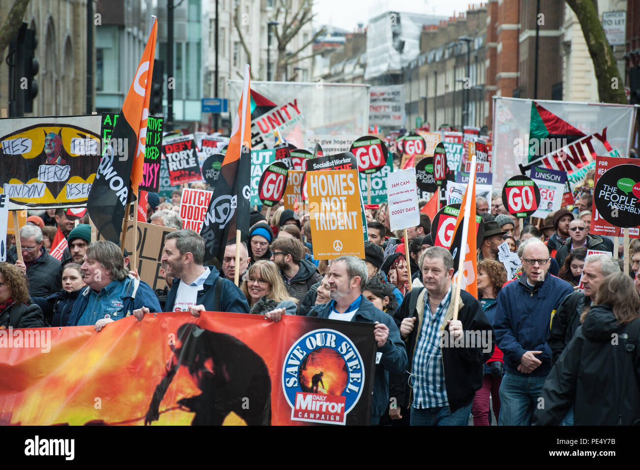 Shaftesbury Avenue, Londra, Regno Unito. 16 Aprile, 2016. Diverse migliaia di manifestanti prendere parte all'Assemblea popolare manifestazione nazionale per la salute, ho Foto Stock