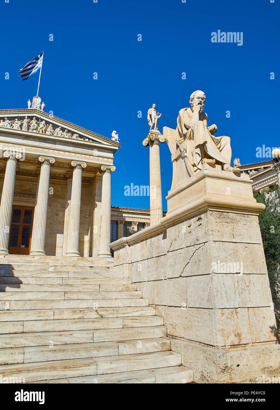 L'Accademia di Atene, Grecia Accademia Nazionale, con il pilastro di Apollo in background e la statua di Socrate in primo piano. Atene. Attica regi Foto Stock