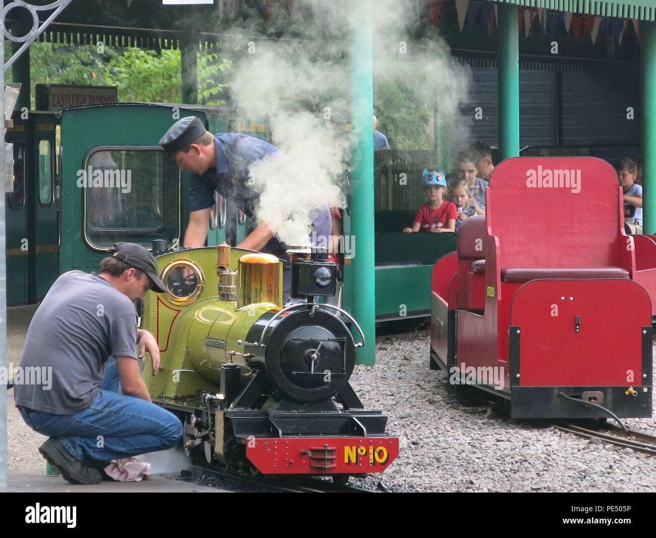 Eastleigh Lakeside ferrovie a vapore è un ottimo posto per prendere i bambini per corse su una miniatura del treno a vapore; vicino a Southampton in Hampshire. Foto Stock