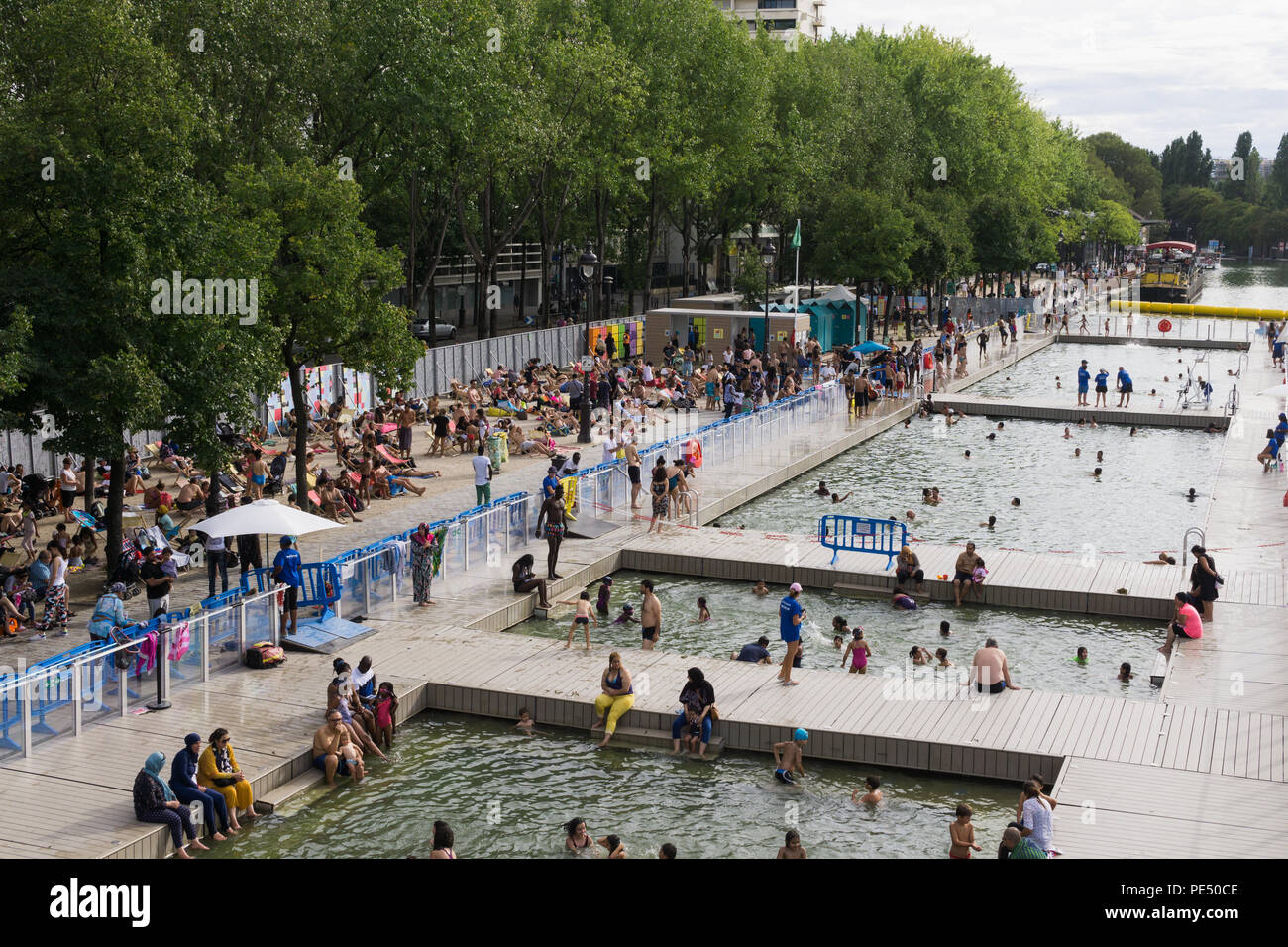 Acqua di Parigi - Persone godendo di Parigi in estate in una piscina aperta a La Bassin de la Villette a Parigi, Francia. Foto Stock