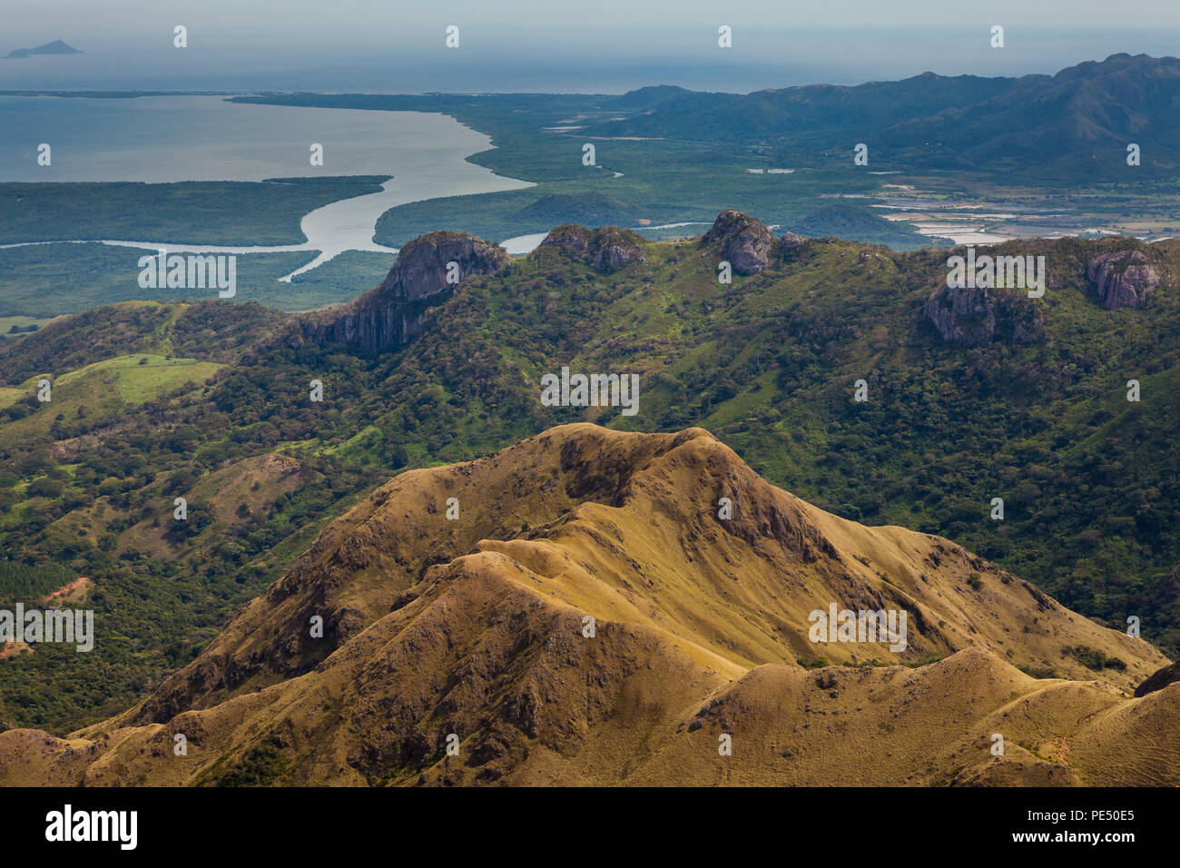 Vista dalla cima del Cerro la Cruz in Altos de Campana national park, verso la costa del Pacifico, Repubblica di Panama. Foto Stock