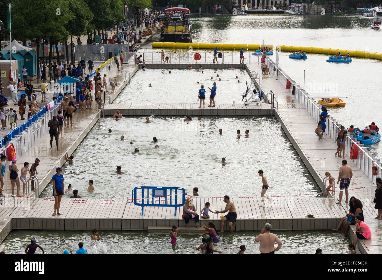 Per coloro che godono in estate in piscina aperta al La Bassin de la Villette a Parigi, Francia. Foto Stock