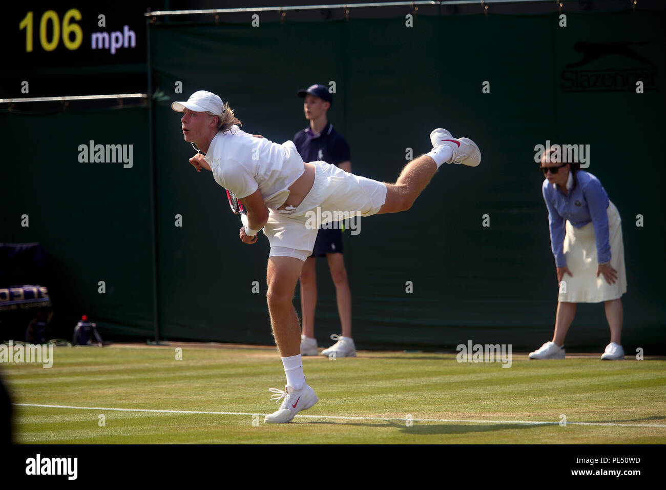 Londra, Inghilterra - Luglio 5, 2018. Wimbledon Tennis: Canada's Denis Shapovalov su azione contro la Francia Benoit Paire durante il secondo turno azione a Wimbledon oggi. Foto Stock