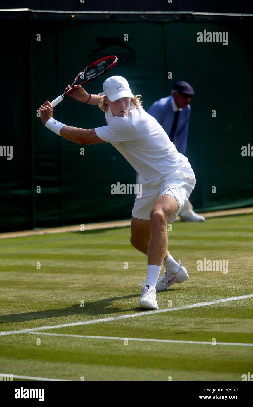 Londra, Inghilterra - Luglio 5, 2018. Wimbledon Tennis: Canada's Denis Shapovalov su azione contro la Francia Benoit Paire durante il secondo turno azione a Wimbledon oggi. Foto Stock