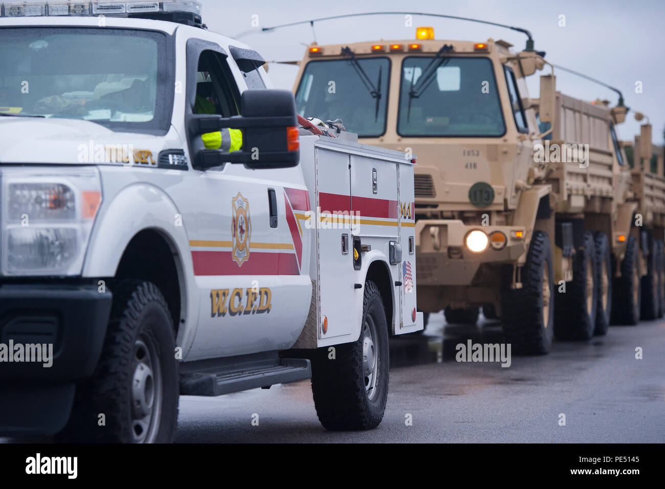 Soldati con Carolina del Sud esercito nazionale della guardia di fanteria 1-118, in team con i membri di Williamsburg contea fuoco e di salvataggio in Kingstree, S.C., per assistere i residenti di Williamsburg County, S.C. con evacuazioni volontarie che vivono in aree soggette ad allagamento lungo il fiume nero, il 5 ottobre 2015. Le evacuazioni erano in risposta alle inondazioni causate dalle forti piogge. (U.S. Esercito nazionale Guard foto di. Sgt. Brian Calhoun/rilasciato) Foto Stock