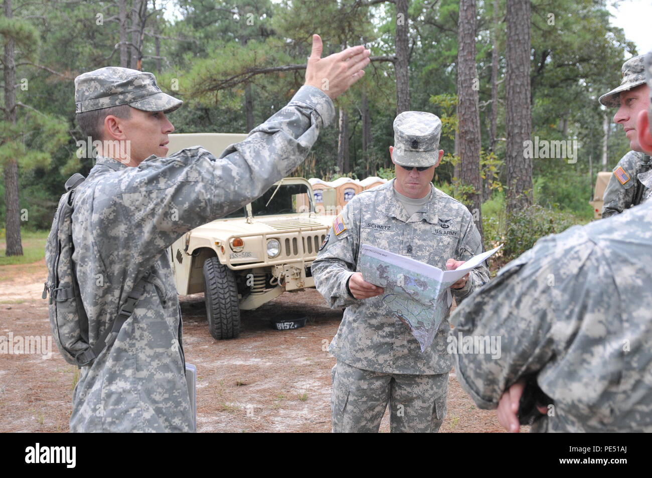 Il cap. Richard Martinus, 519th Intelligenza militare battaglione, azienda un commander, descrive le operazioni che andare su per il comando Sgt. Il Mag. Eric Schmitz, 525th Intelligence militare del comando dei vigili del fuoco sergente maggiore, Sett. 11 in una local area formazione qui. Foto Stock