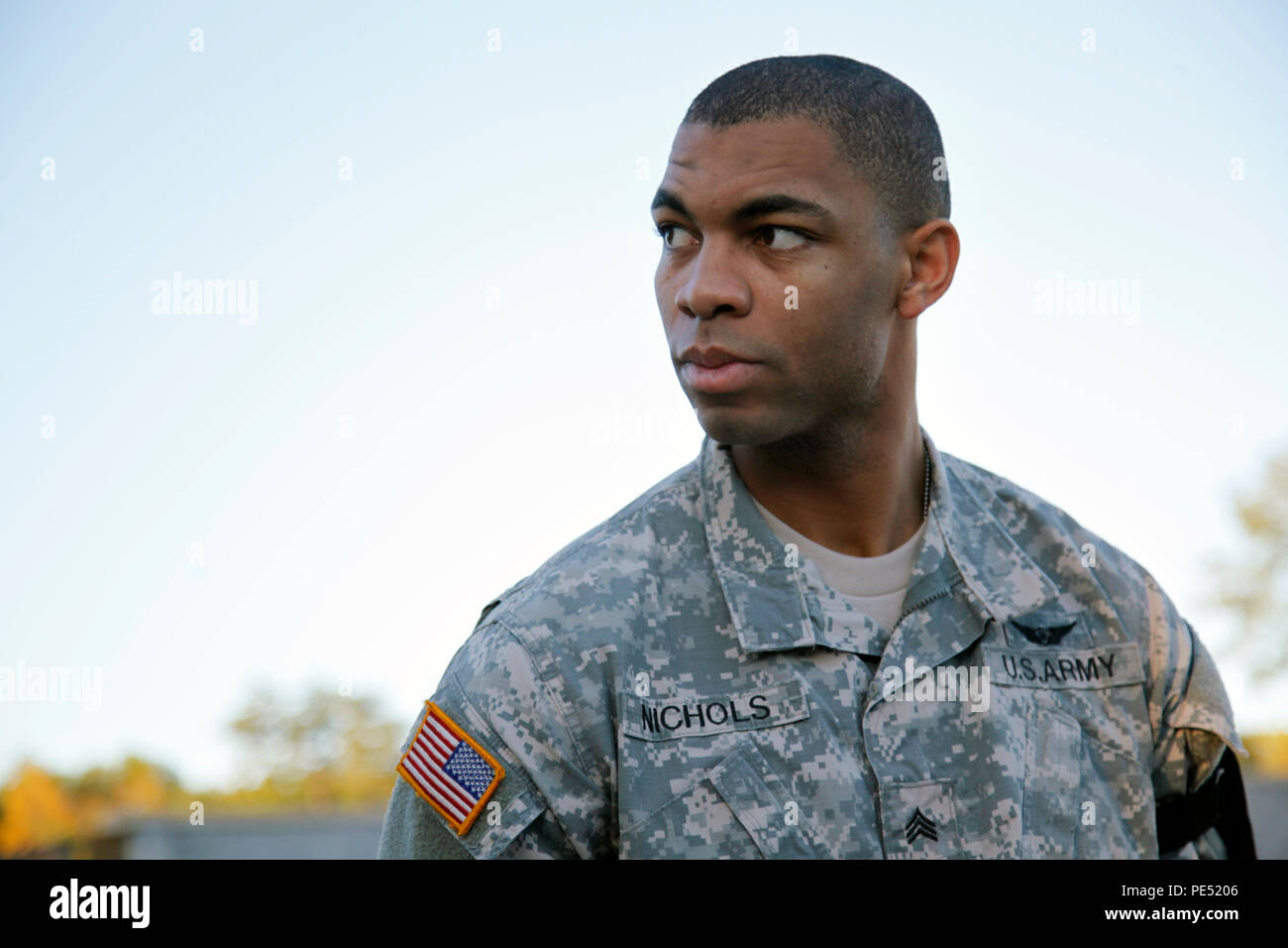 Stati Uniti Army Sgt. Raymond J. Nichols, assegnato al centodecimo Brigata Aerea, U.S. Esercito la formazione e la dottrina del comando, attende per ulteriori istruzioni dopo la conduzione di un esercizio per gli Stati Uniti Dell'esercito guerriero migliore concorrenza in Fort A.P. Hill, Va., 6 ott. 2015. La concorrenza è una estenuante, giro evento che esegue il test di abilità, conoscenze e professionalità di 26 guerrieri in rappresentanza di 13 comandi. (U.S. Esercito foto di PFC. Michael Parnell/RILASCIATO) #BestWarrior Foto Stock