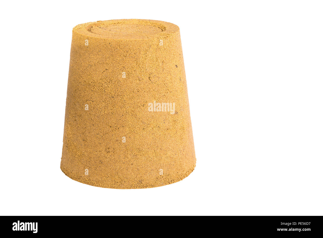 Plain, semplice, round sandcastle, isolata su uno sfondo bianco. Foto Stock