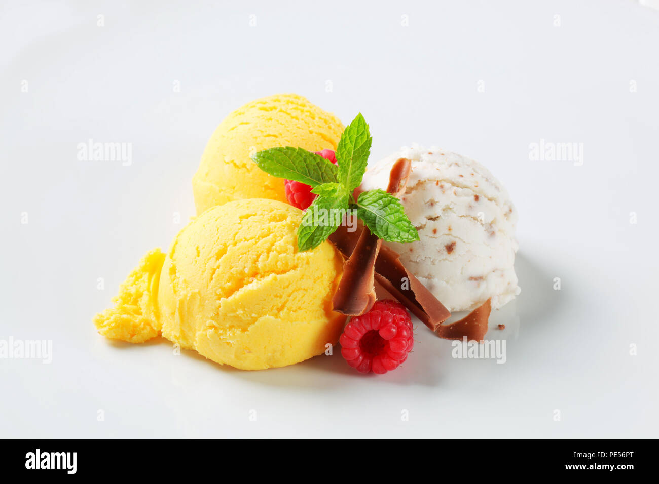 Palline di gelato con i riccioli di cioccolato e frutta Foto Stock