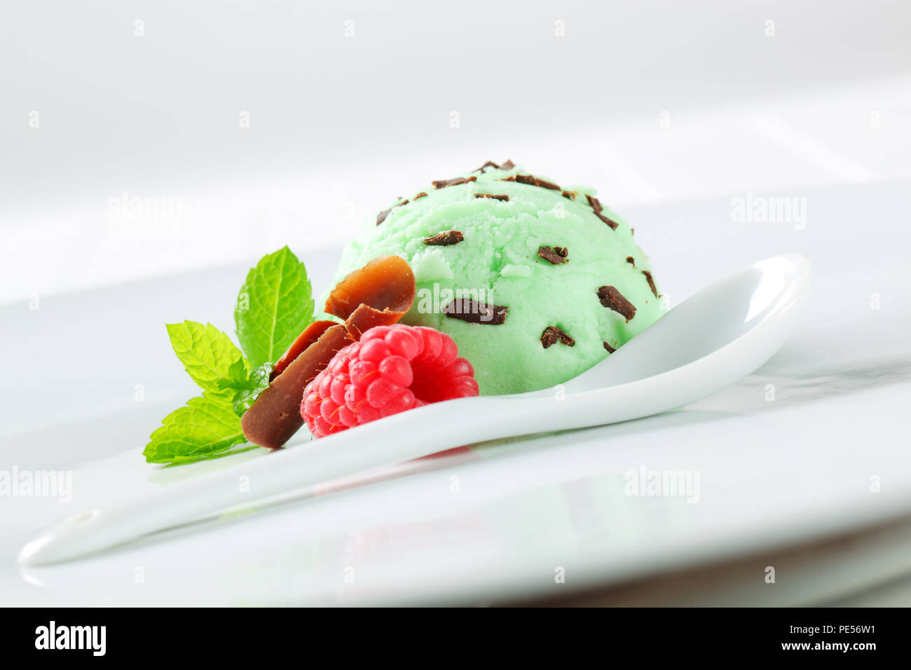 Scoop di mint chocolate chip ice cream Foto Stock