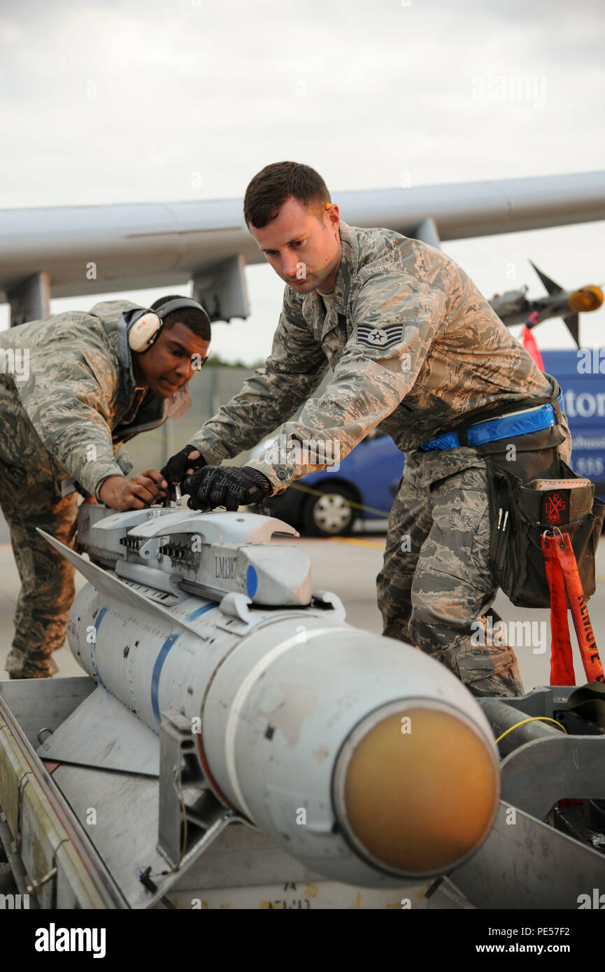 Il personale Sgt. Josh Stephenson, 74Expeditionary Fighter Squadron carico di armi equipaggio capo team e Airman 1. Classe Malik Ware, 74a EFS carico di armi membro di equipaggio preparare per caricare una formazione missile guidato su un U.S. Air Force A-10 Thunderbolt II attacco aeromobile prima della prima missione di addestramento a Amari Air Base, Estonia, Sett. 23, 2015. Prima di ogni missione di addestramento, le armi aviatori sono responsabili per la riconfigurazione del 12 A-10s che vengono distribuite dal ventitreesimo ala ad Moody Air Force Base in Georgia, come parte di un teatro Pacchetto di sicurezza in supporto del funzionamento Atlantic risolvere. (U.S. Aria Fo Foto Stock