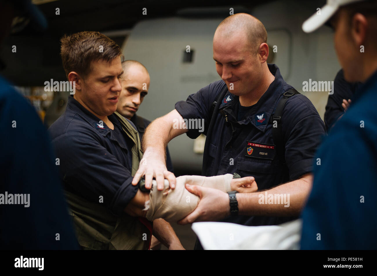 Golfo Arabico (sett. 23, 2015) Aviazione Equipaggiamento di supporto tecnico di terza classe Phillip Reeve, destra, dimostra il trattamento per un braccio fratturato durante un quartier generale praticare a bordo del Wasp-classe assalto anfibio nave USS Essex (LHD 2). L'Essex è il prodotto di punta della Essex anfibio gruppo pronto (ARG) e, con l'avviato xv Marine Expeditionary Unit (MEU), è distribuito come supporto di le operazioni di sicurezza marittima e di teatro la cooperazione in materia di sicurezza gli sforzi negli Stati Uniti Quinta Flotta area di operazioni. (U.S. Foto di Marina di Massa lo specialista di comunicazione 2a classe Liam Kennedy/rilasciato) Foto Stock