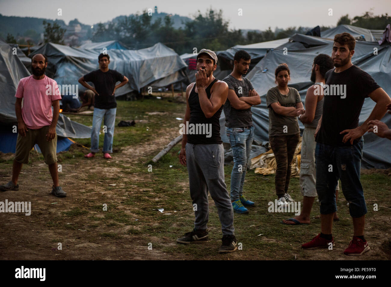 Rifugiati siriano visto all'interno di Velika Kladusa Refugee Camp. Profughi che tentano di fare il loro modo nell'Unione europea attraverso la Bosnia vivono qui in Velika Kladusa nel terribile e in condizioni inumane in una tenda in città dopo la chiusura dell'ex rotta balcanica, tende improvvisate sono per la maggior parte solo tetto per uomo, donna e bambini. Le persone tentano di attraversare la frontiera attraverso il cosiddetto 'Jungle", ma dopo aver inserito la Croazia vengono picchiati dalla polizia, telefoni sono schiacciati e spesso il denaro è anche tenuto lontano. Dopo che i rifugiati sono spinti indietro alla Bosnia. Foto Stock