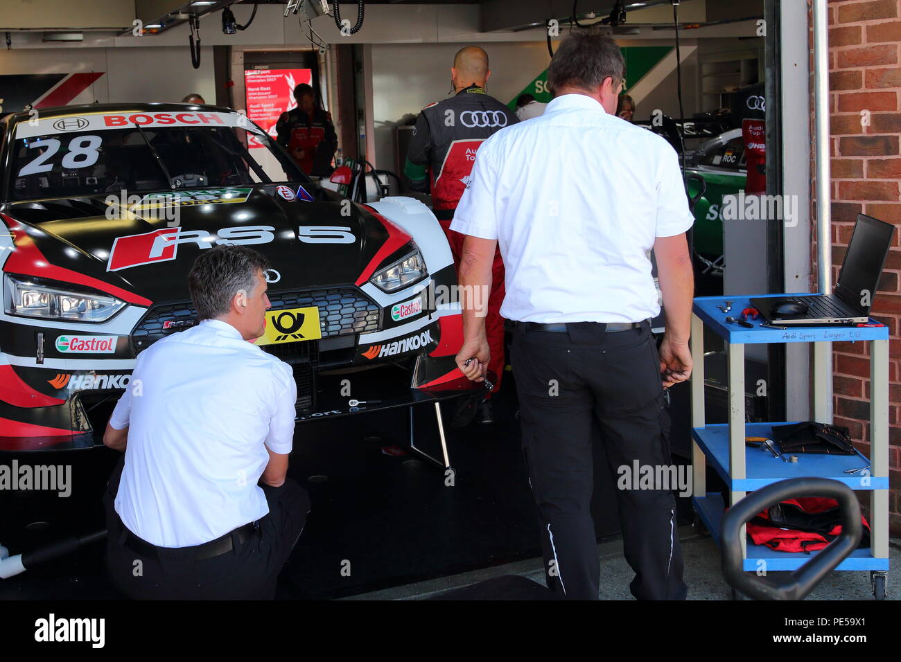 Meccanica preparare la loro auto per la gara al DTM 2018 sul circuito di Brands Hatch, Longfield, Regno Unito Foto Stock