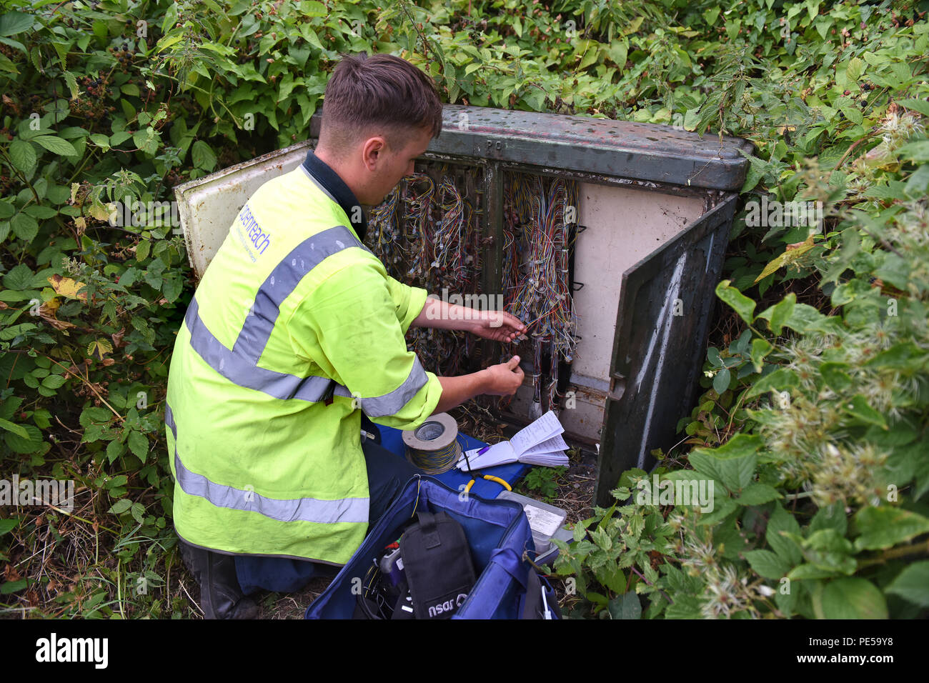 BT Openreach engineer collegamento linee telefoniche a banda larga in fibra a Telford Regno Unito Foto Stock