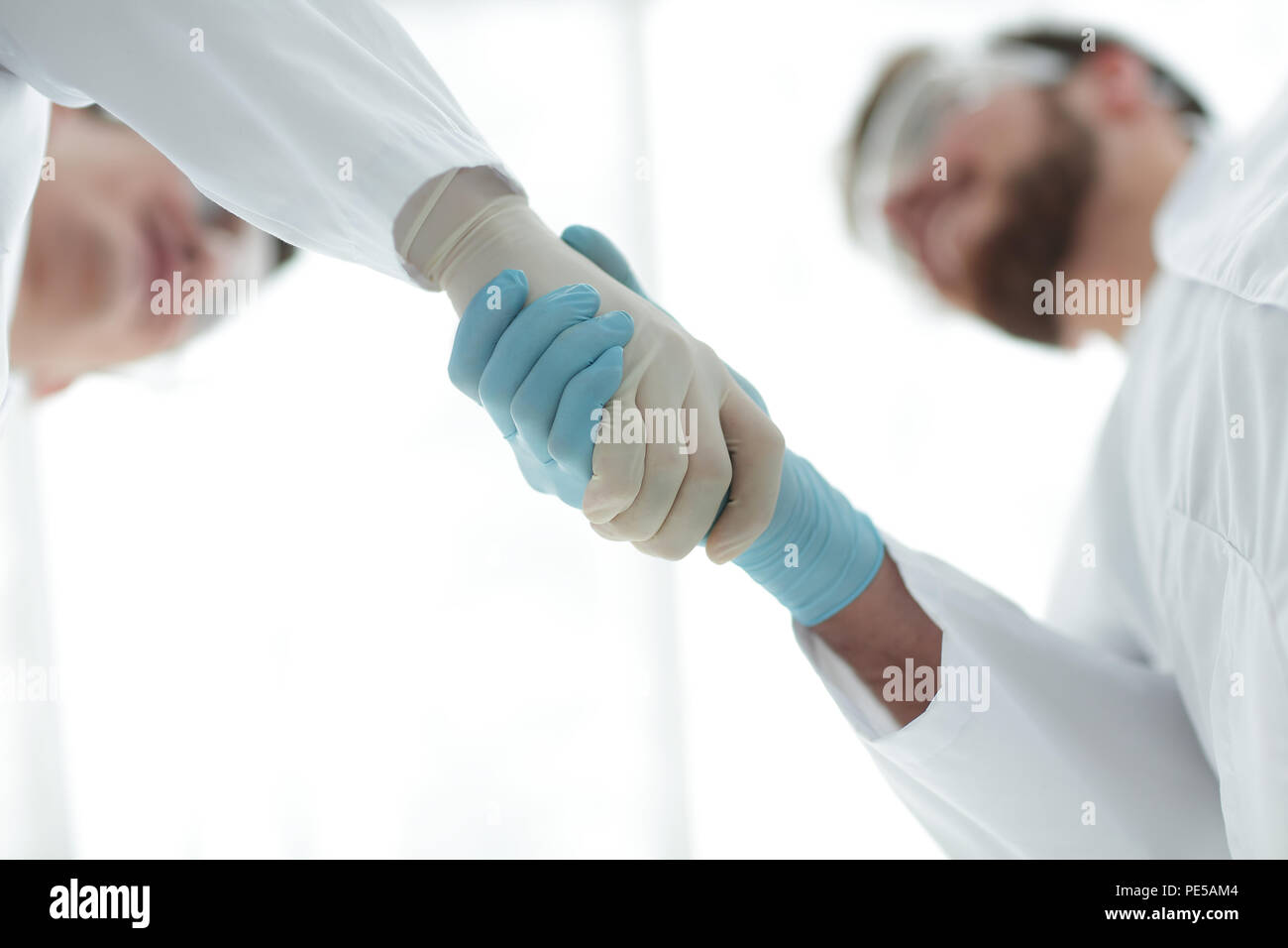 Primo piano.due scienziati agitare le mani. Foto Stock