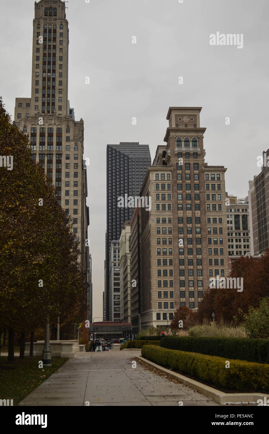 Fotografia verticale giornata invernale vuoti urbani marciapiede città di Metropolis Downtown Chicago Illinois American Skyline torri esterne di edifici Foto Stock