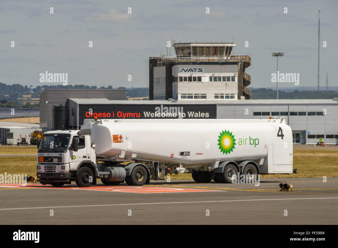Grandi di combustibile del veicolo cisterna operati da Air BP con il combustibile da aviazione guidando lungo una pista di rullaggio a Cardiff Galles Airport Foto Stock