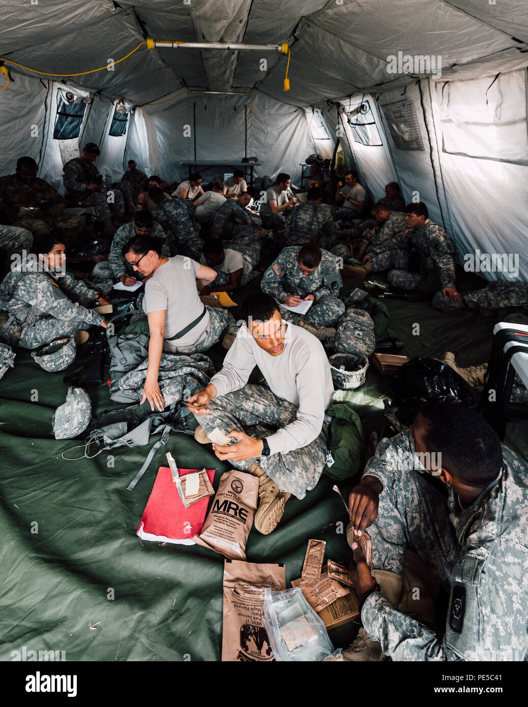 Avieri e soldati attendere in una holding tenda durante il campo esperto Medic badge di corso presso la base comune Lewis-Mccorda, nello Stato di Washington, Sett. 24, 2015. Ogni anno gli avieri e i soldati tentano di passare il corso EFMB dove meno del 20 percento di tutti i paesi candidati lascia il successo. (U.S. Air Force foto di Senior Airman Giordania Castelan/rilasciato) Foto Stock