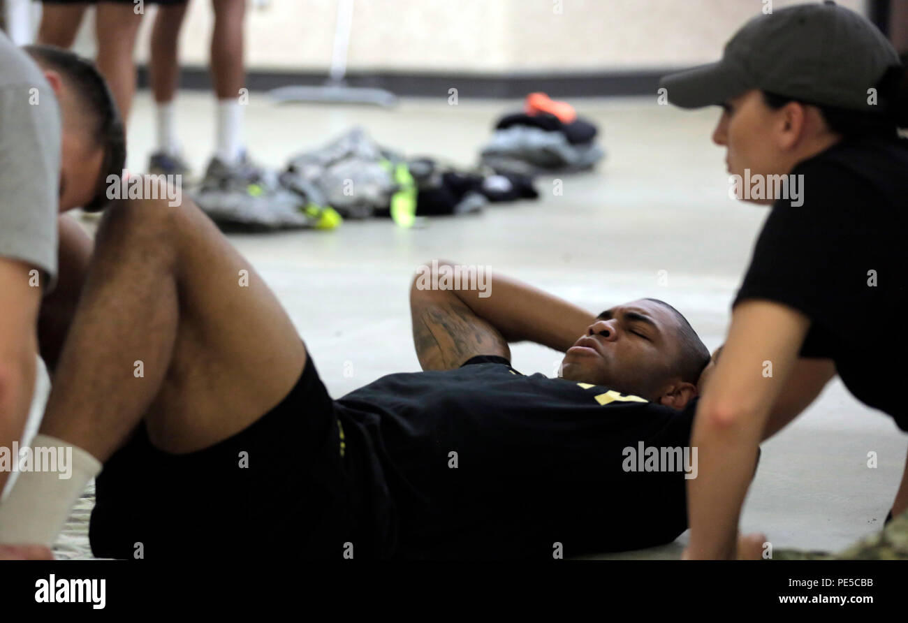 Stati Uniti Army Sgt. Raymond J. Nichols, assegnato al centodecimo Brigata Aerea, U.S. Esercito la formazione e la dottrina, comando prende l'esercito fisica Test di Fitness durante gli Stati Uniti Dell'esercito guerriero migliore concorrenza, a Fort A.P. Hill, Virginia, il 5 ottobre 2015. La concorrenza è una estenuante, giro evento che esegue il test di abilità, conoscenze e professionalità di 26 guerrieri in rappresentanza di 13 comandi. (U.S. Esercito foto di Sgt. Luiz Henrique de Holleben/RILASCIATO) #BestWarrior Foto Stock