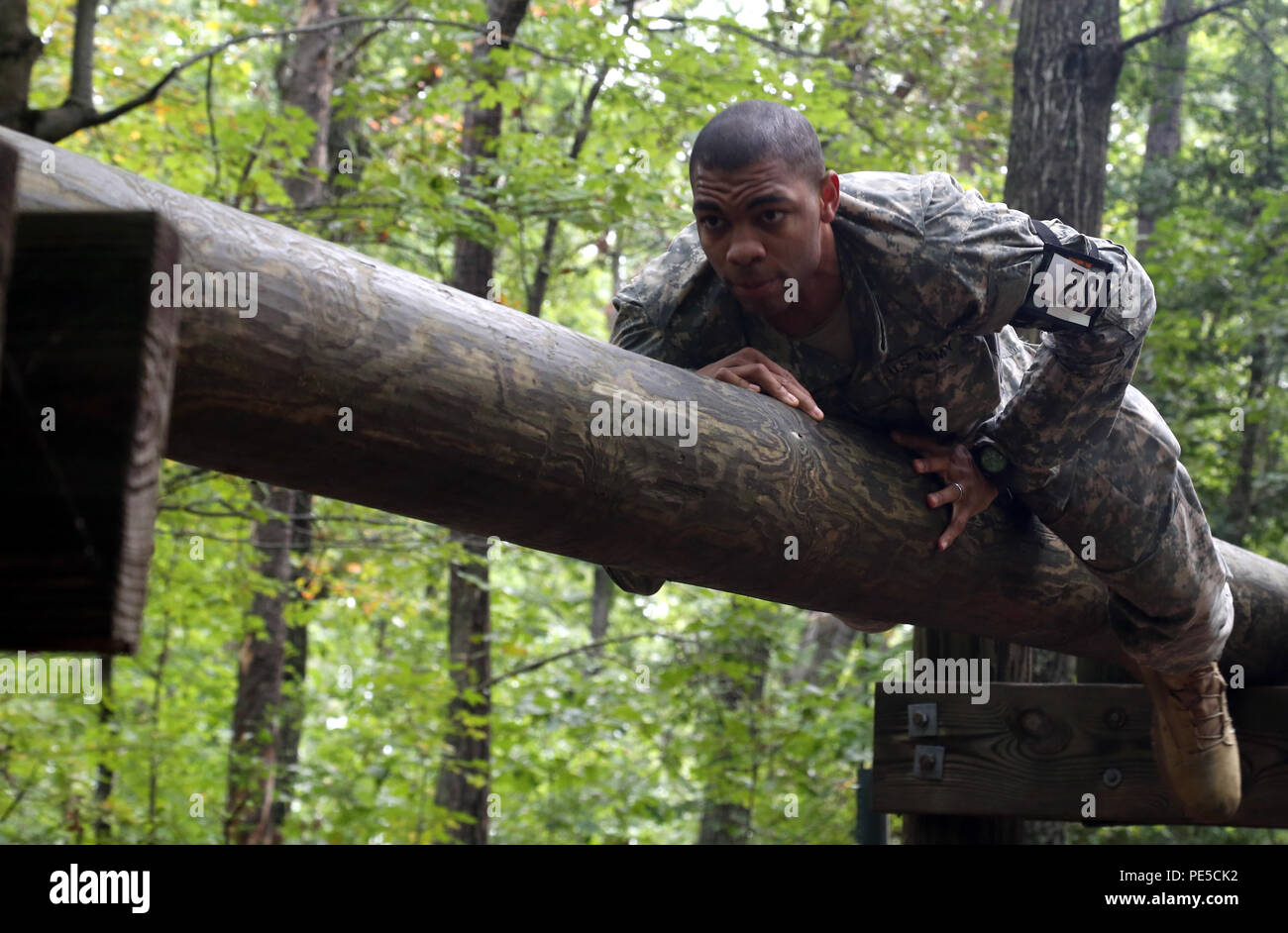 Stati Uniti Army Sgt. Raymond J. Nichols, assegnato al centodecimo Brigata Aerea, U.S. Esercito di formazione e dottrina comando, negozia un ostacolo durante gli Stati Uniti Dell'esercito guerriero migliore concorrenza, a Fort A.P. Hill, Virginia, il 5 ottobre 2015. La concorrenza è una estenuante, giro evento che esegue il test di abilità, conoscenze e professionalità di 26 guerrieri in rappresentanza di 13 comandi. (U.S. Esercito foto di Sgt. Luiz Henrique de Holleben/RILASCIATO) #BestWarrior Foto Stock