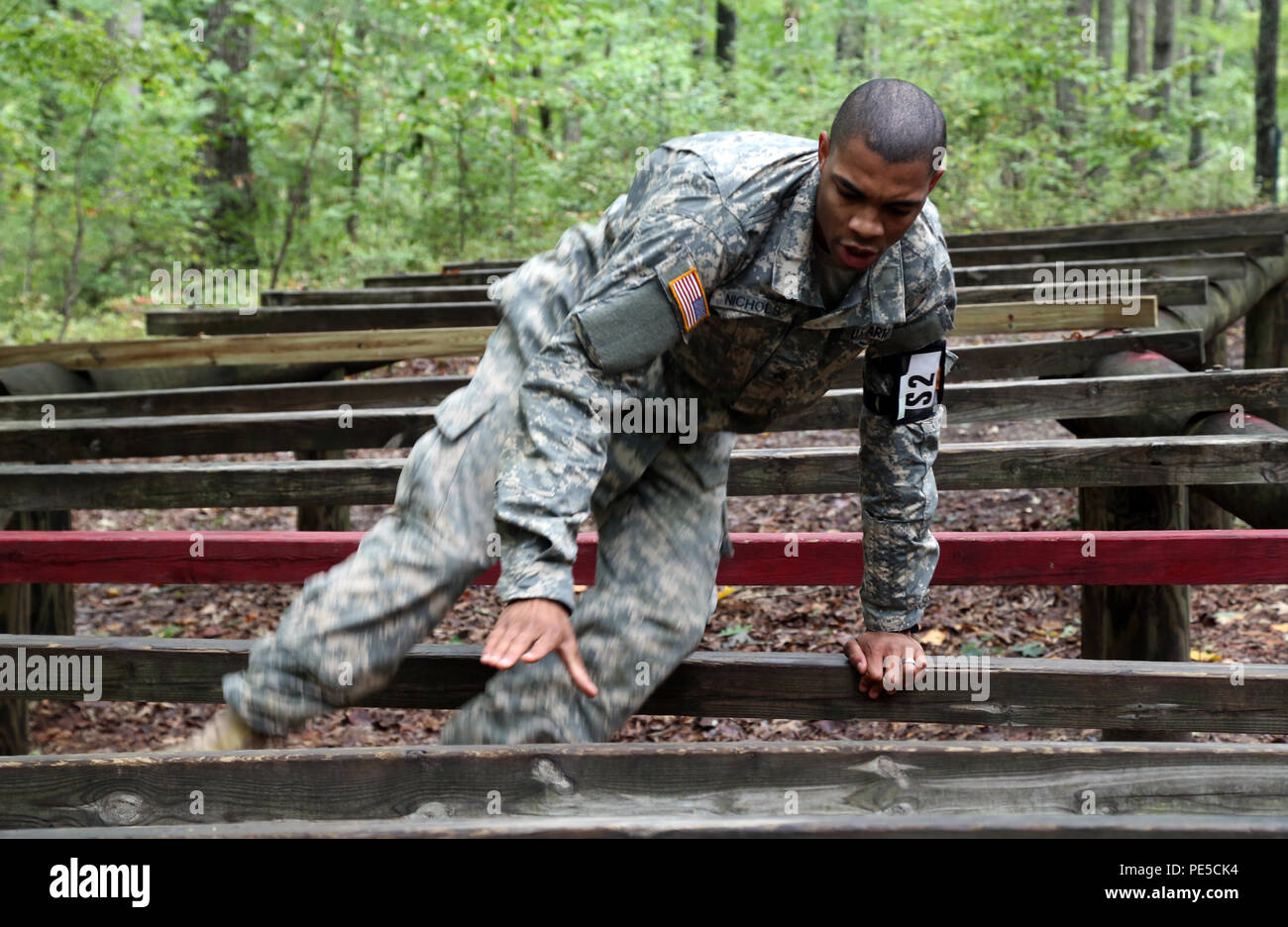Stati Uniti Army Sgt. Raymond J. Nichols, assegnato al centodecimo Brigata Aerea, U.S. Esercito di formazione e dottrina comando, negozia un ostacolo durante gli Stati Uniti Dell'esercito guerriero migliore concorrenza, a Fort A.P. Hill, Virginia, il 5 ottobre 2015. La concorrenza è una estenuante, giro evento che esegue il test di abilità, conoscenze e professionalità di 26 guerrieri in rappresentanza di 13 comandi. (U.S. Esercito foto di Sgt. Luiz Henrique de Holleben/RILASCIATO) #BestWarrior Foto Stock