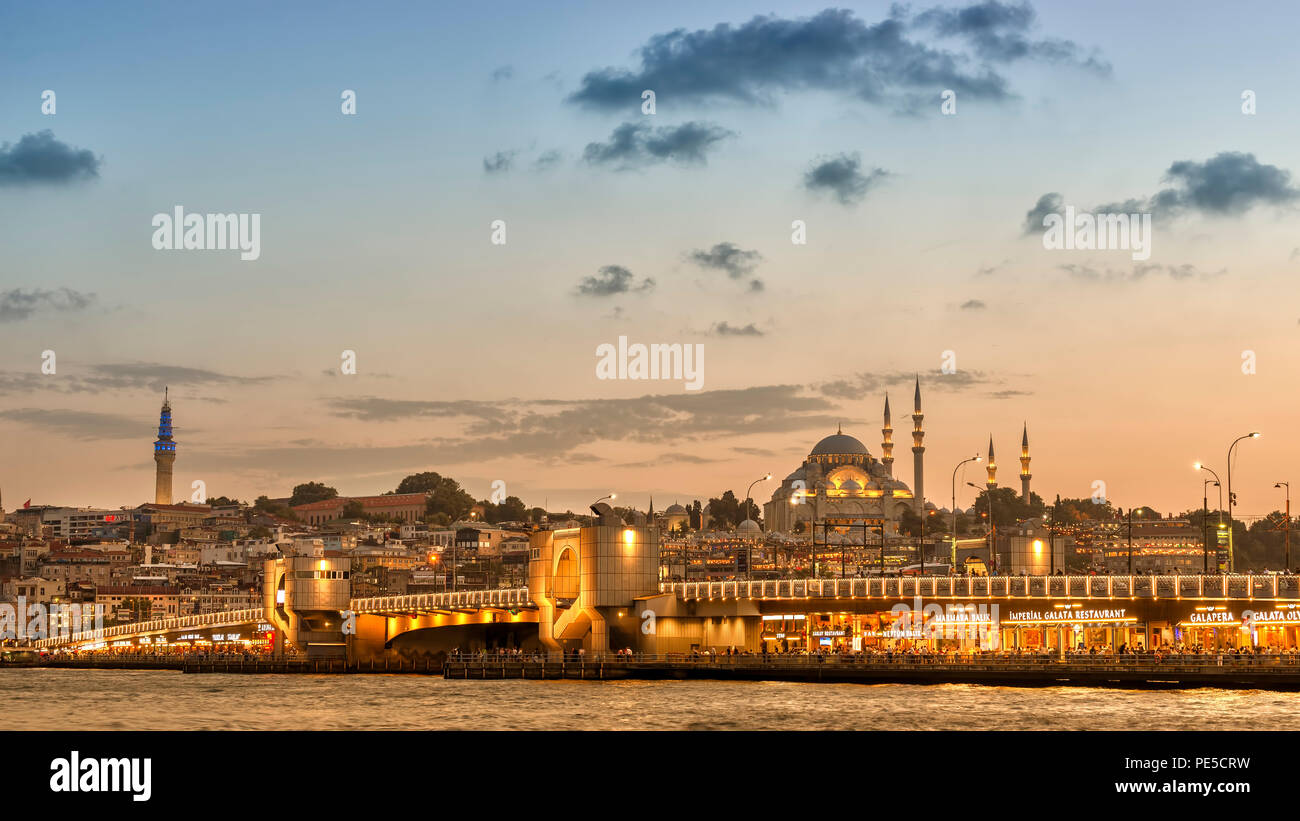 Il Ponte di Galata Eminonu e costa al tramonto, Istanbul, Turchia Foto Stock