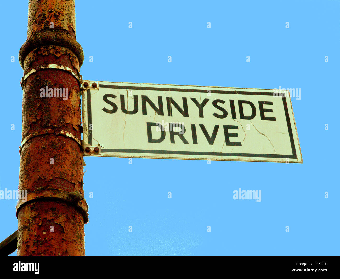 Sunnyside drive strada segno concetto blue skies positività Foto Stock