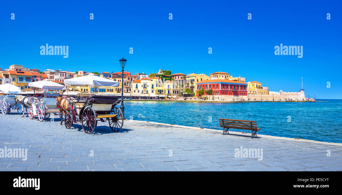 Carrozze e il faro del porto vecchio di Chania, Creta, Grecia. Foto Stock