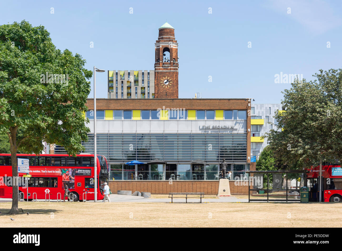 Il Teatro di Broadway e il Municipio di clock tower, Broadway, Barking, London Borough of Barking e Dagenham, Greater London, England, Regno Unito Foto Stock