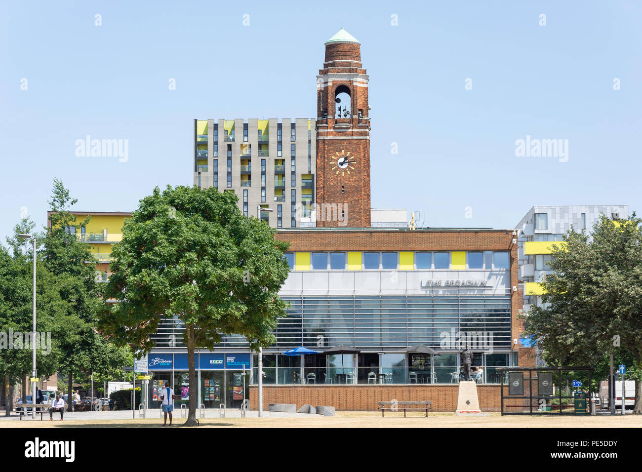 Il Teatro di Broadway e il Municipio di clock tower, Broadway, Barking, London Borough of Barking e Dagenham, Greater London, England, Regno Unito Foto Stock