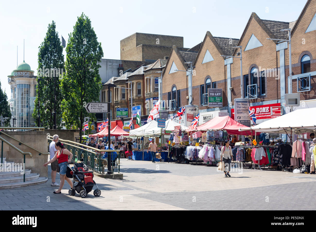 Street Market, Ilford High Road, Ilford, London Borough of Redbridge, Greater London, England, Regno Unito Foto Stock