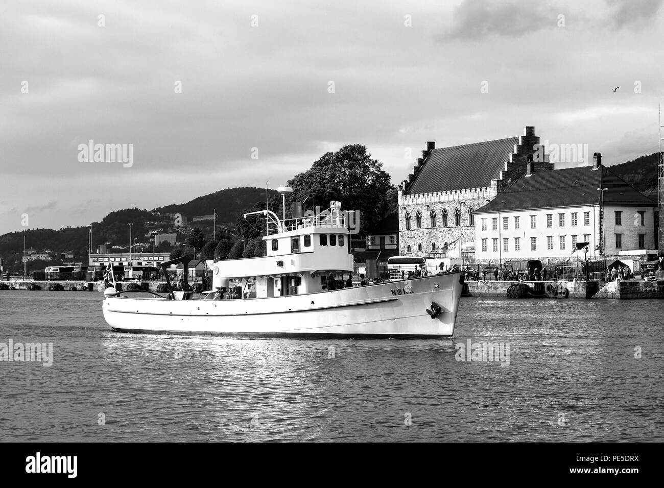 Veterano fire fighting ship Nokk (Noekk, b.1939) in arrivo nel porto di Bergen, Norvegia. Fjordsteam 2018 Foto Stock