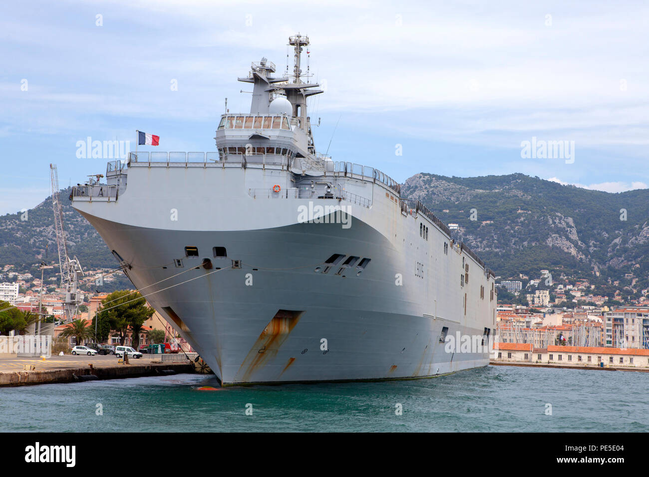 Dixmude L9015 un assalto anfibio nave della Marina Militare francese  ancorata al francese importante base navale di Tolone nel sud della Francia  Foto stock - Alamy