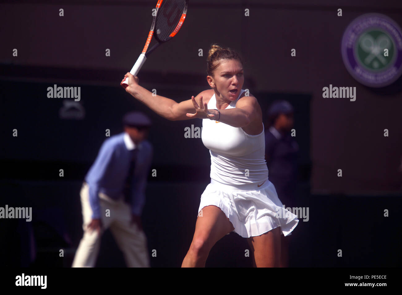 Londra, Inghilterra - Luglio 5, 2018. Wimbledon Tennis: Numero un seme Simona Halep della Romania in azione contro Saisai Zheng della Cina durante il secondo turno azione a Wimbledon Foto Stock