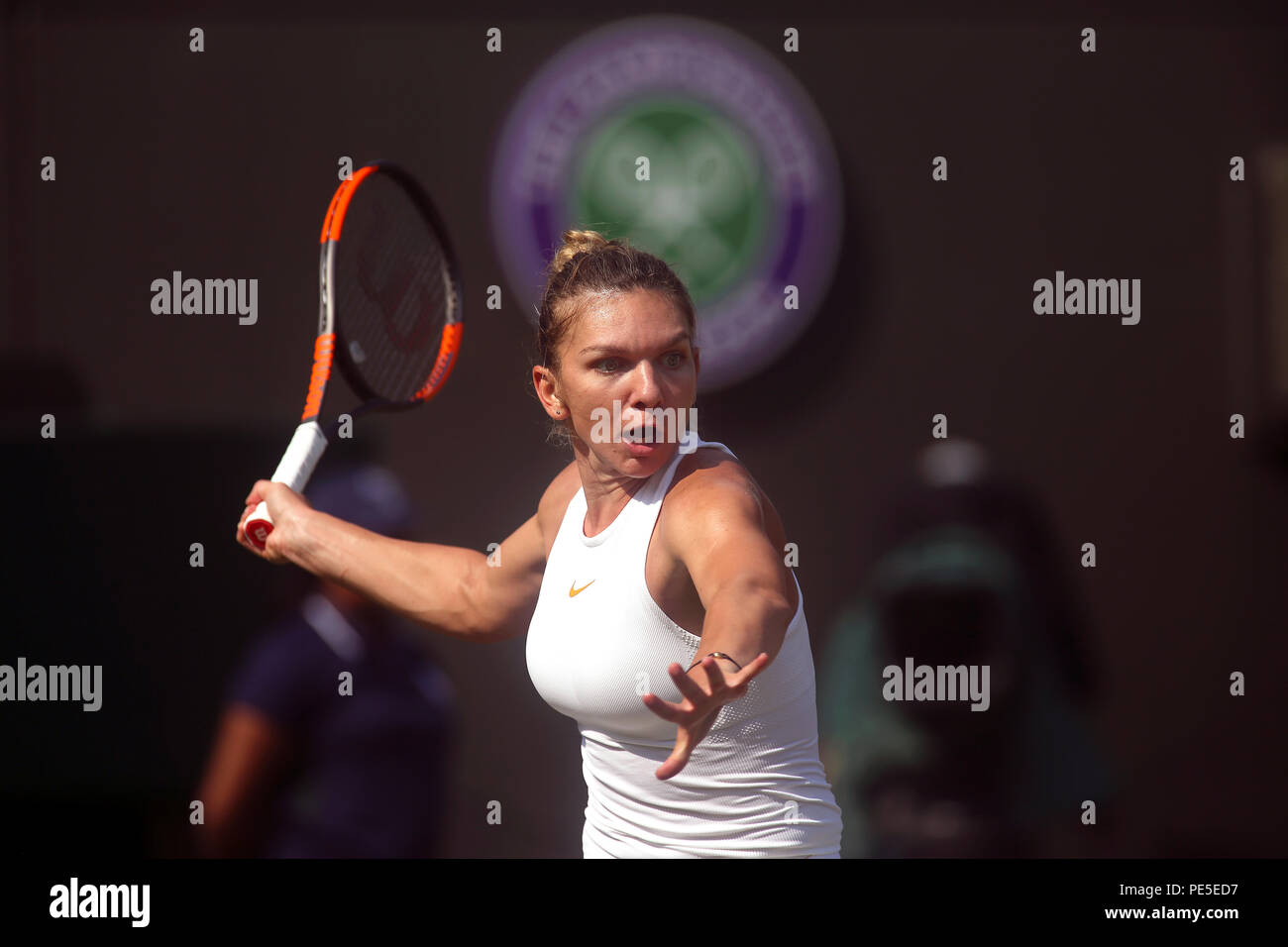Londra, Inghilterra - Luglio 5, 2018. Wimbledon Tennis: Numero un seme Simona Halep della Romania in azione contro Saisai Zheng della Cina durante il secondo turno azione a Wimbledon Foto Stock