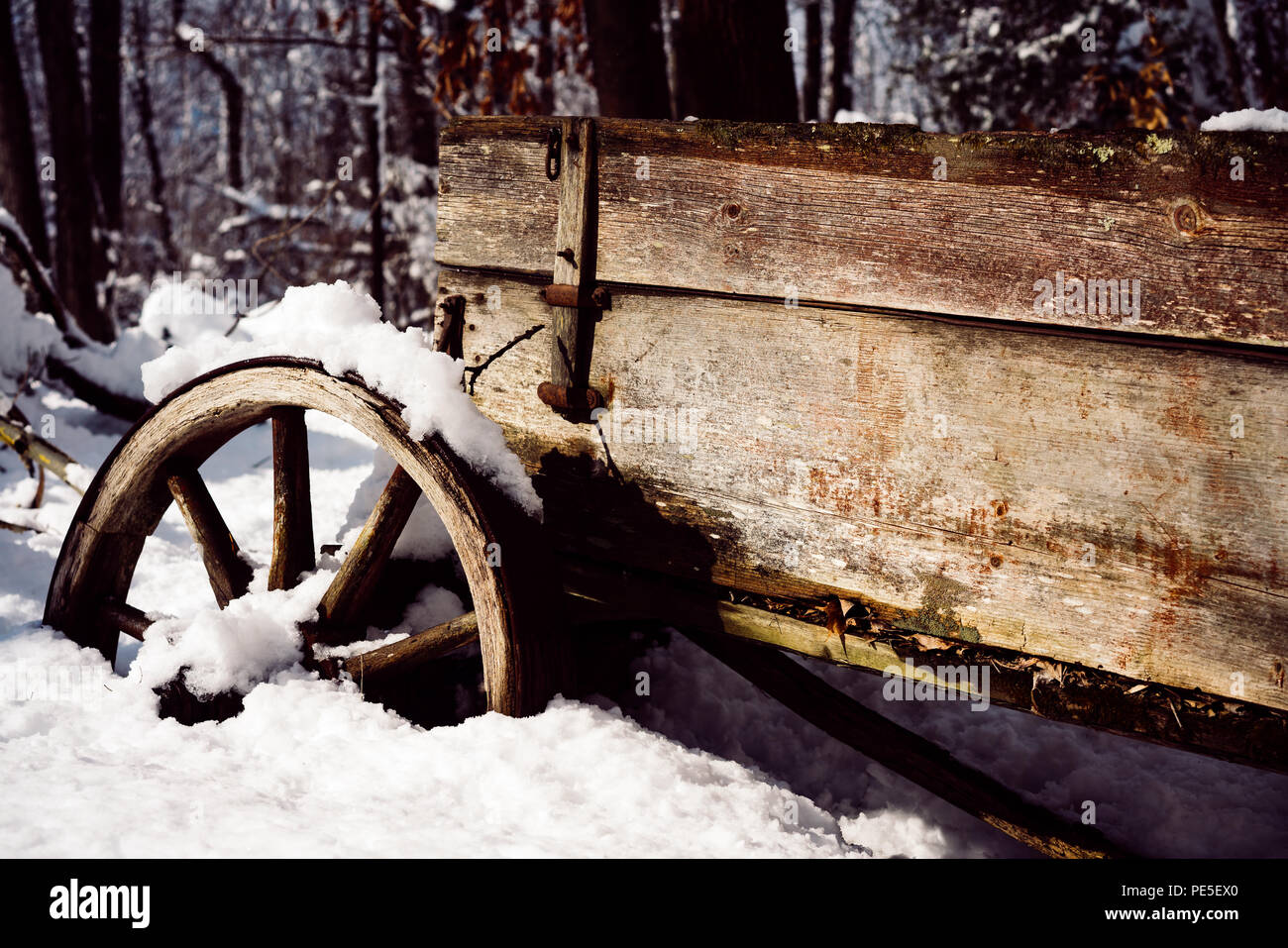 Il vecchio west carro nella neve. Antiquariato e vintage. Foto Stock