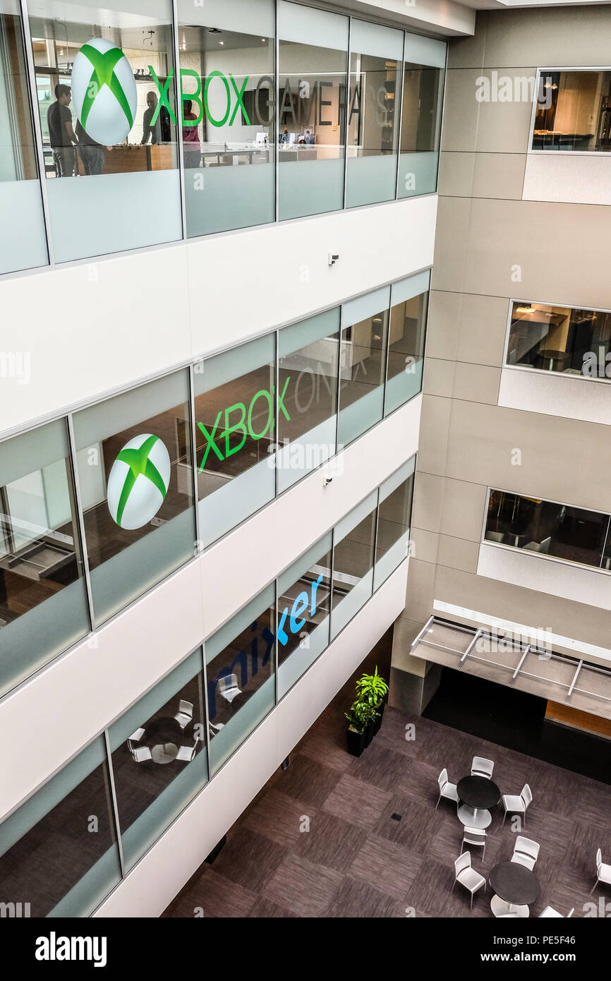 I dipendenti a giocare a ping pong gioco e logo Xbox su Windows all'interno della Microsoft Xbox edificio per uffici Foto Stock