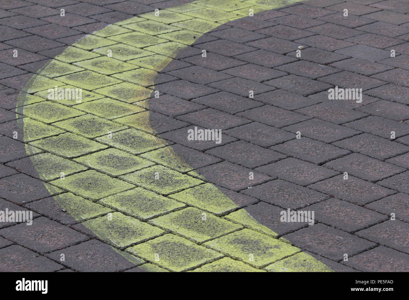 Nastro giallo pattern strada 'arte' dipinta sul sentiero a Canberra CBD e principale area turistica. Foto Stock