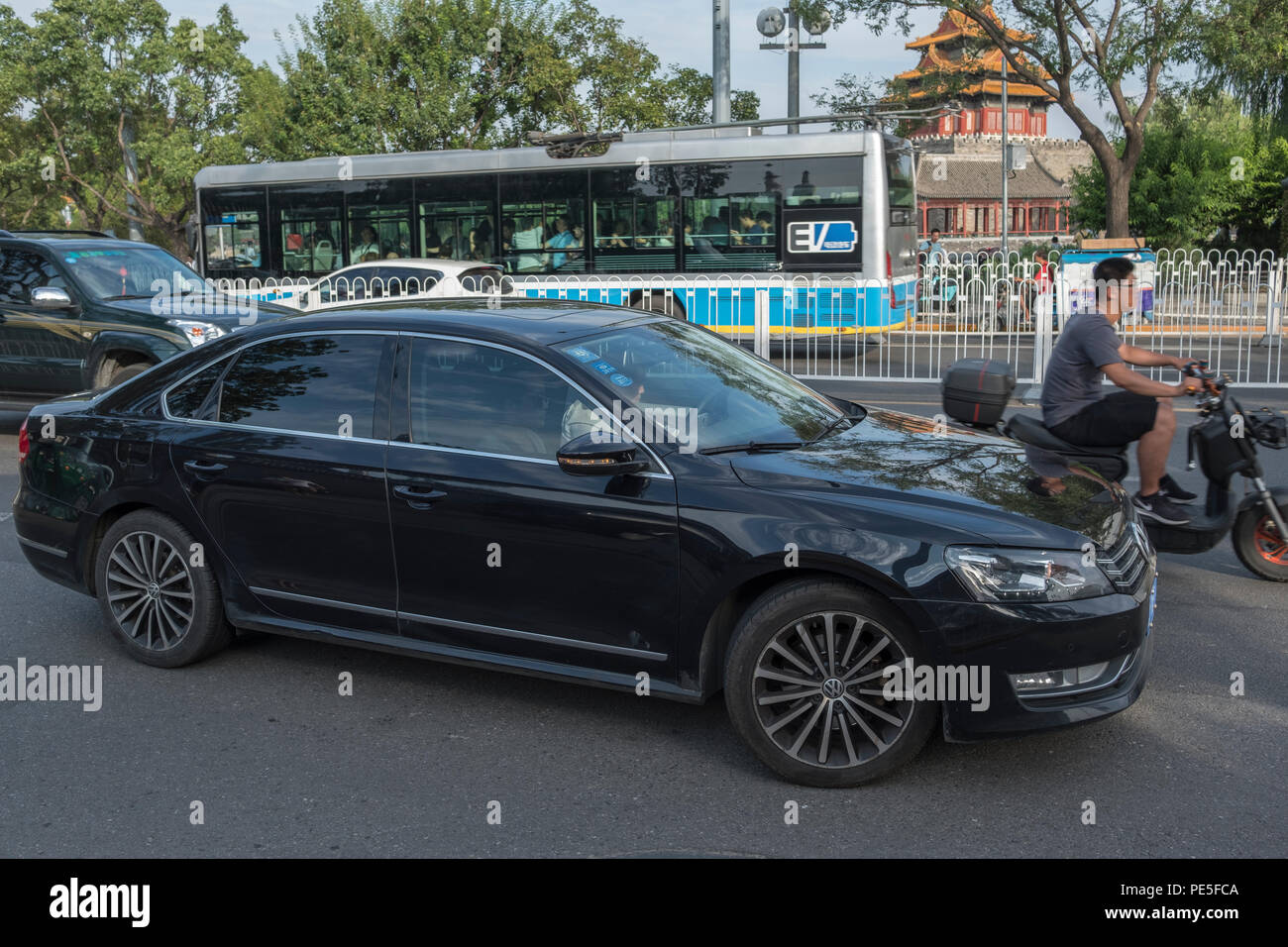 Un'auto Didi Premier passa davanti alla Città Proibita nel centro di Pechino, in Cina. Didi Premier offre un'esperienza di mobilità di livello superiore con il massimo del lusso Foto Stock
