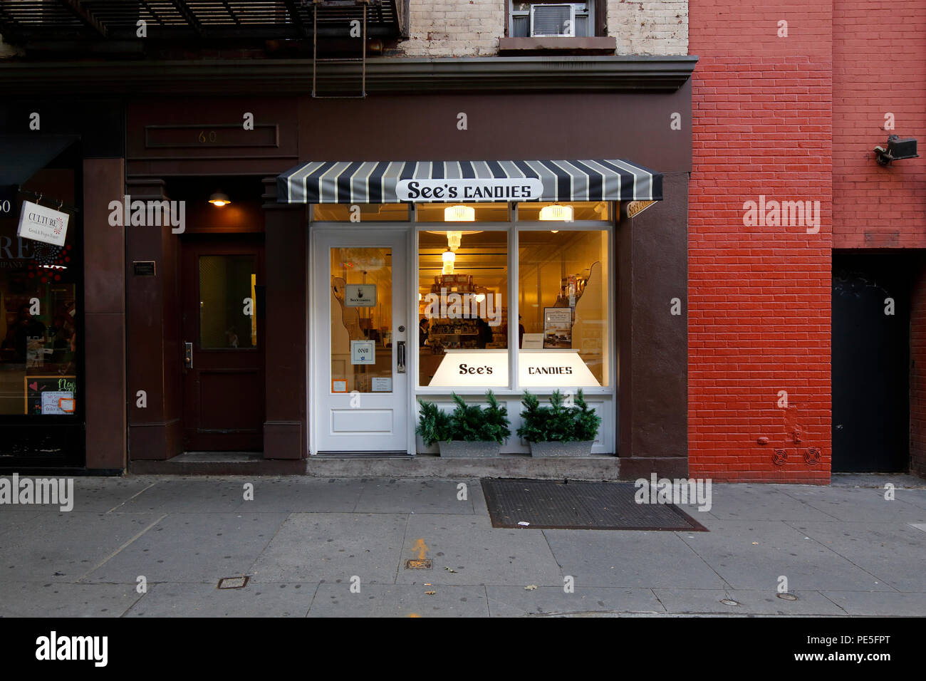 Vedere la caramelle, 60 W 8St, New York, NY. esterno alla vetrina di un cioccolato e negozio di caramelle nel Greenwich Village quartiere di Manhattan. Foto Stock