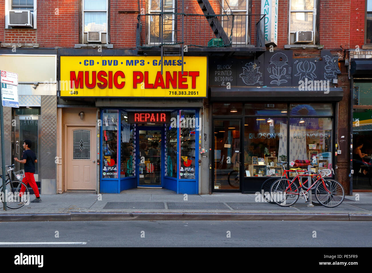 Music Planet, Burson e Reynolds, 649 Manhattan Ave, Brooklyn, New York. Il record store e beni per la casa vetrine del negozio a greenpoint Foto Stock