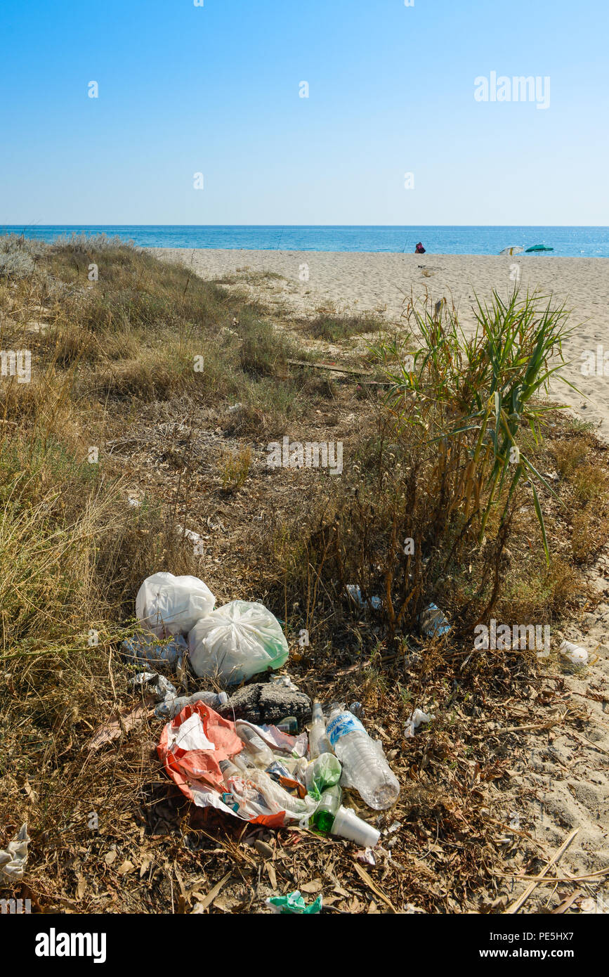 Inquinamento di rifiuti abbandonati su una spiaggia in riva al mare Foto Stock