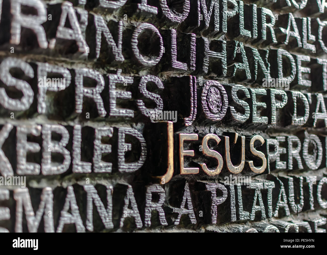 Dettaglio con la parola di Gesù sulla porta di bronzo della facciata della  Passione della Sagrada Familia a Barcellona. Il vangelo porte contengono il  testo del Nuovo Testamento depi Foto stock -