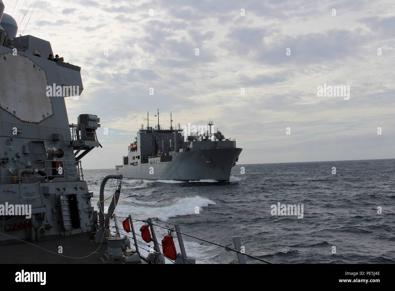 151107-N-JU970-495 Mar Cinese Orientale (nov. 7, 2015) Il Sealift militare il comando di carichi secchi e munizioni nave USNS Wally Schirra (T-AKE 8) sterza allontanandosi dalla Arleigh Burke-class missile destroyer USS McCampbell (DDG 85) dopo aver completato il rifornimento in mare il funzionamento. McCampbell è di pattuglia nel 7 ° Flotta area di operazioni a sostegno della sicurezza e della stabilità in Indo-Asia-Regione del Pacifico. (U.S. Foto di Marina dalla ENS presto Kwon, SC, USN/rilasciato) Foto Stock