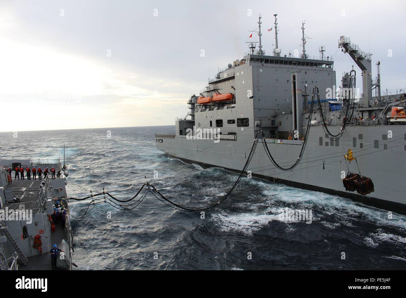 151107-N-JU970-470 Mar Cinese Orientale (nov. 7, 2015) Il Arleigh Burke-class missile destroyer USS McCampbell (DDG 85)effettua il rifornimento in mare con la forza militare di comando Sealift carichi secchi e munizioni nave USNS Wally Schirra (T-AKE 8). McCampbell è di pattuglia nel 7 ° Flotta area di operazioni a sostegno della sicurezza e della stabilità in Indo-Asia-Regione del Pacifico. (U.S. Foto di Marina dalla ENS presto Kwon, SC, USN/rilasciato) Foto Stock