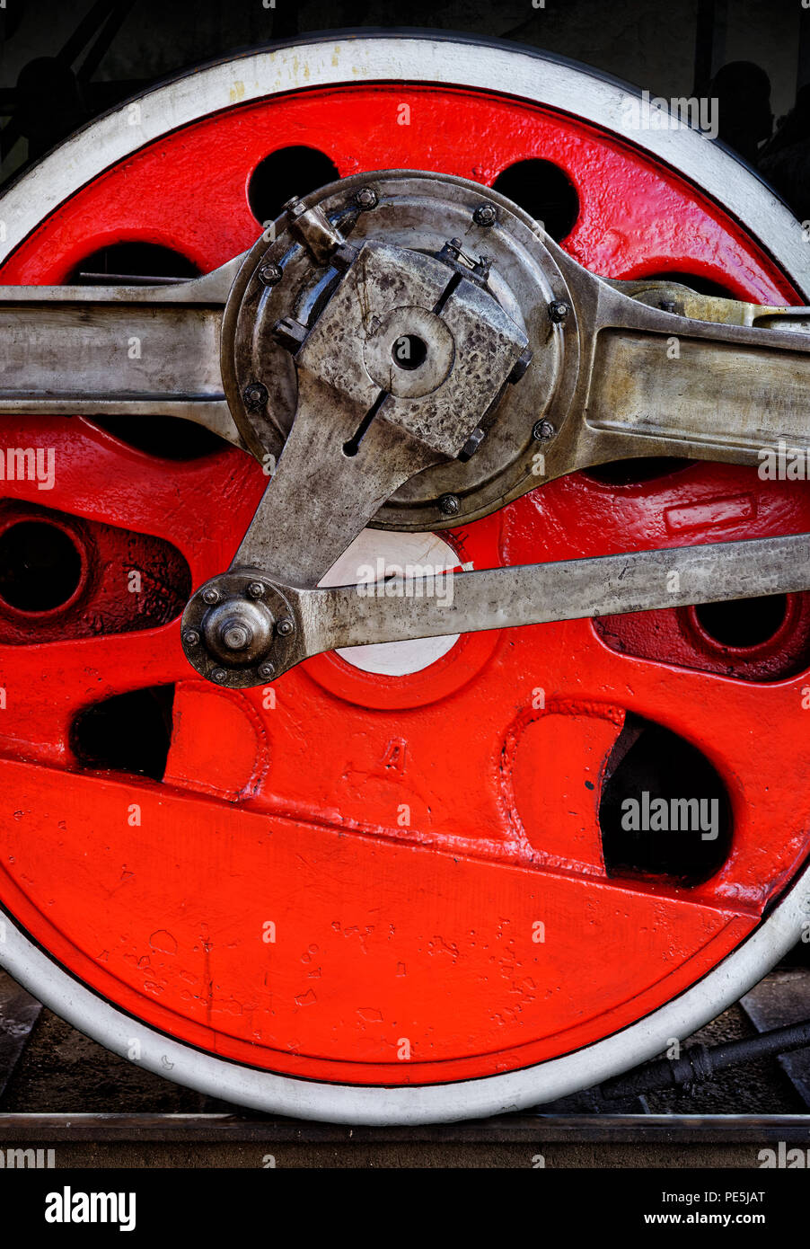 Ruota Rosso della vecchia locomotiva a vapore, closeup shot, background industriale Foto Stock