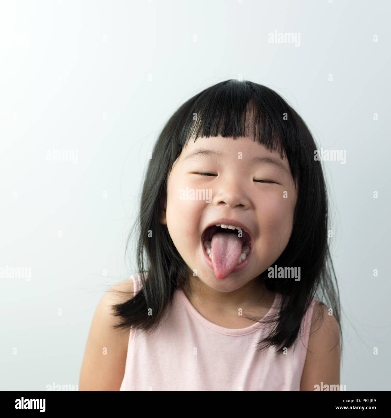 Felice bambina con la faccia buffa Foto Stock
